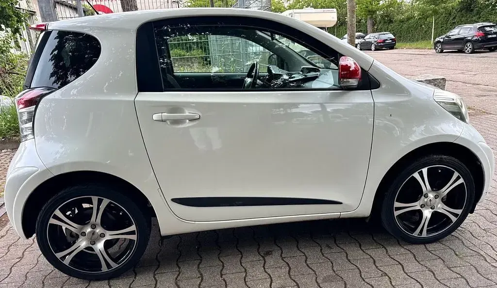 Gebraucht Toyota iQ 68 PS (50 kW) 2011 Weiß Kleinwagen