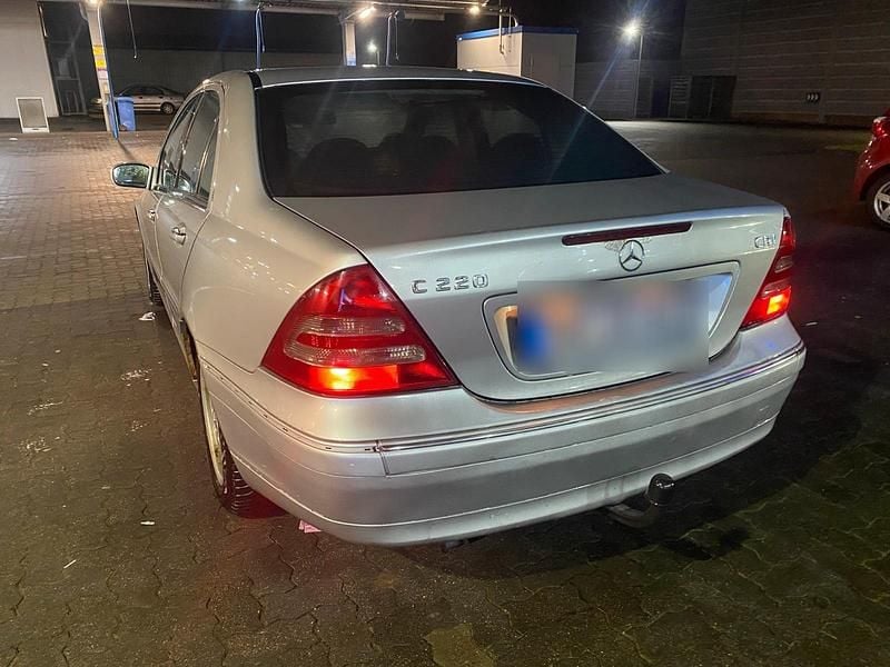 Second-hand Mercedes C220 143 CP (105 kW) 2001 Argintiu Berlinǎ