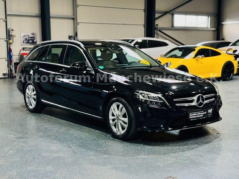 Schwarz Gebraucht 2019 Mercedes C180 Avantgarde Limousine | 24.900 € (Fairer Preis) - Bild 1/4