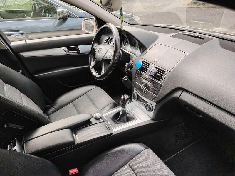 Braun Gebraucht 2010 Mercedes C200 Limousine | 8.000 € (Fairer Preis) - Bild 1/4