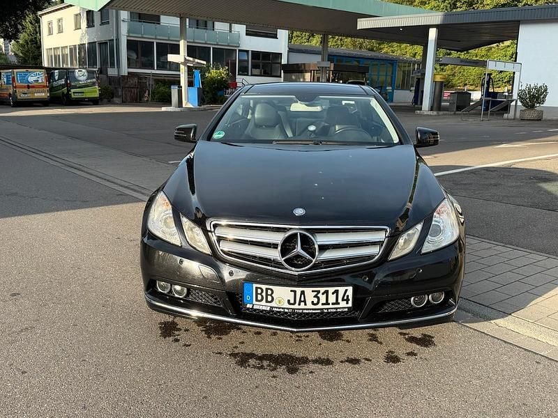 Schwarz Gebraucht 2010 Mercedes E200 Coupé | 7.999 € (Fairer Preis) - Bild 1/4