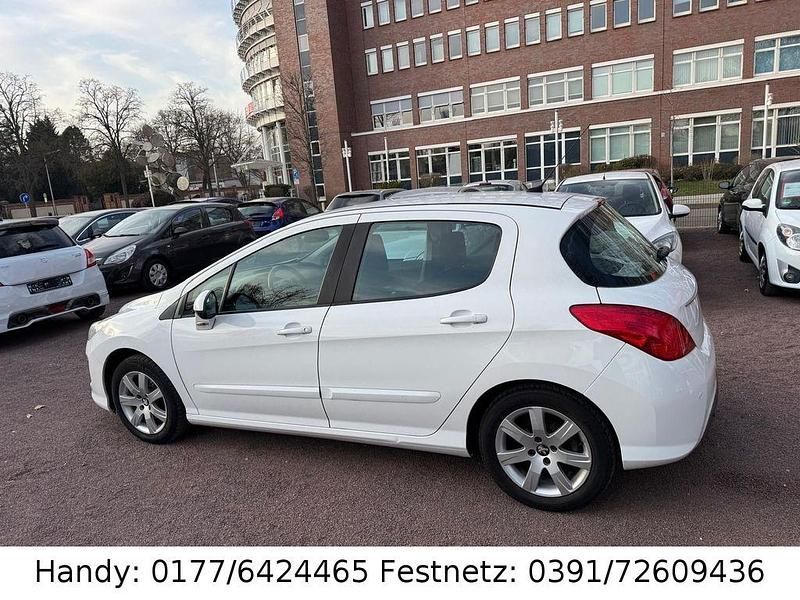 Gebraucht Peugeot 308 Access 111 PS (81 kW) 2012 Weiß Limousine