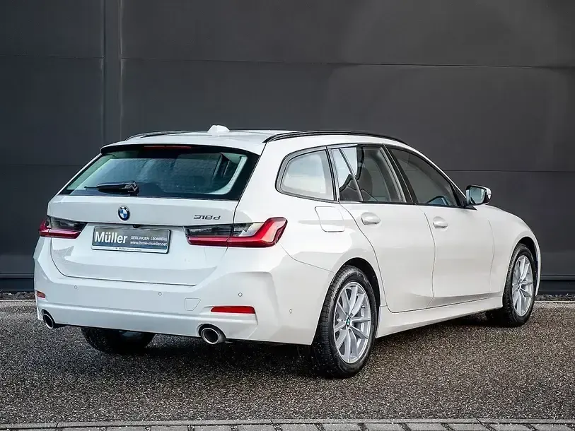 Gebraucht BMW 318 Shadowline 150 PS (110 kW) 2025 Alpinweiss iii Kombi