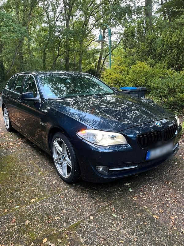 Gebraucht BMW 525 Basis 258 PS (189 kW) 2011 Blau Kombi