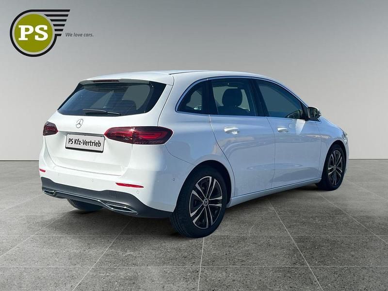 Gebraucht Mercedes B200 177 PS (130 kW) 2023 Weiß Kleinwagen