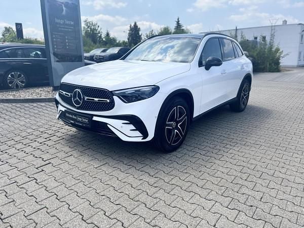 Weiß (manufaktur opalithweiss bright) Gebraucht 2024 Mercedes GLC300 AMG Line Premium Plus SUV | 60.990 € (Fairer Preis) - Bild 1/4