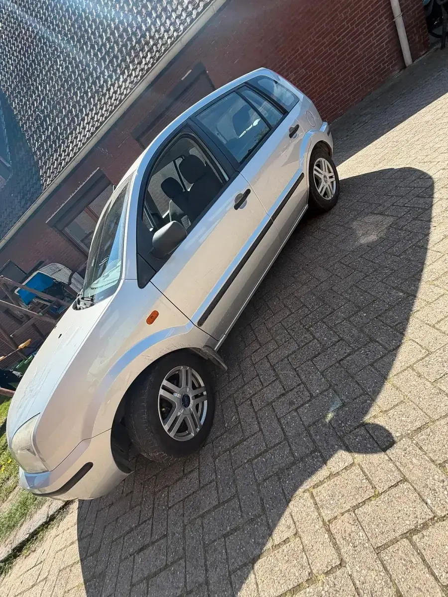 Second-hand Ford Focus 68 CP (50 kW) 2003 Argintiu Hatchback