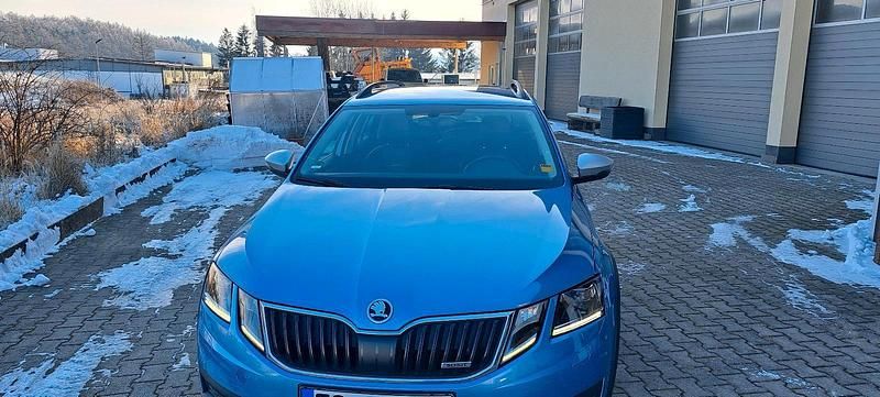 Blau Gebraucht 2017 Skoda Octavia Scout Kombi | 11.950 € - Bild 1/4