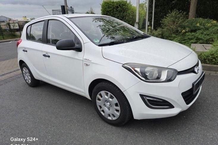 Weiß Gebraucht 2014 Hyundai i20 Classic Kleinwagen | 2.700 € (Fairer Preis) - Bild 1/4