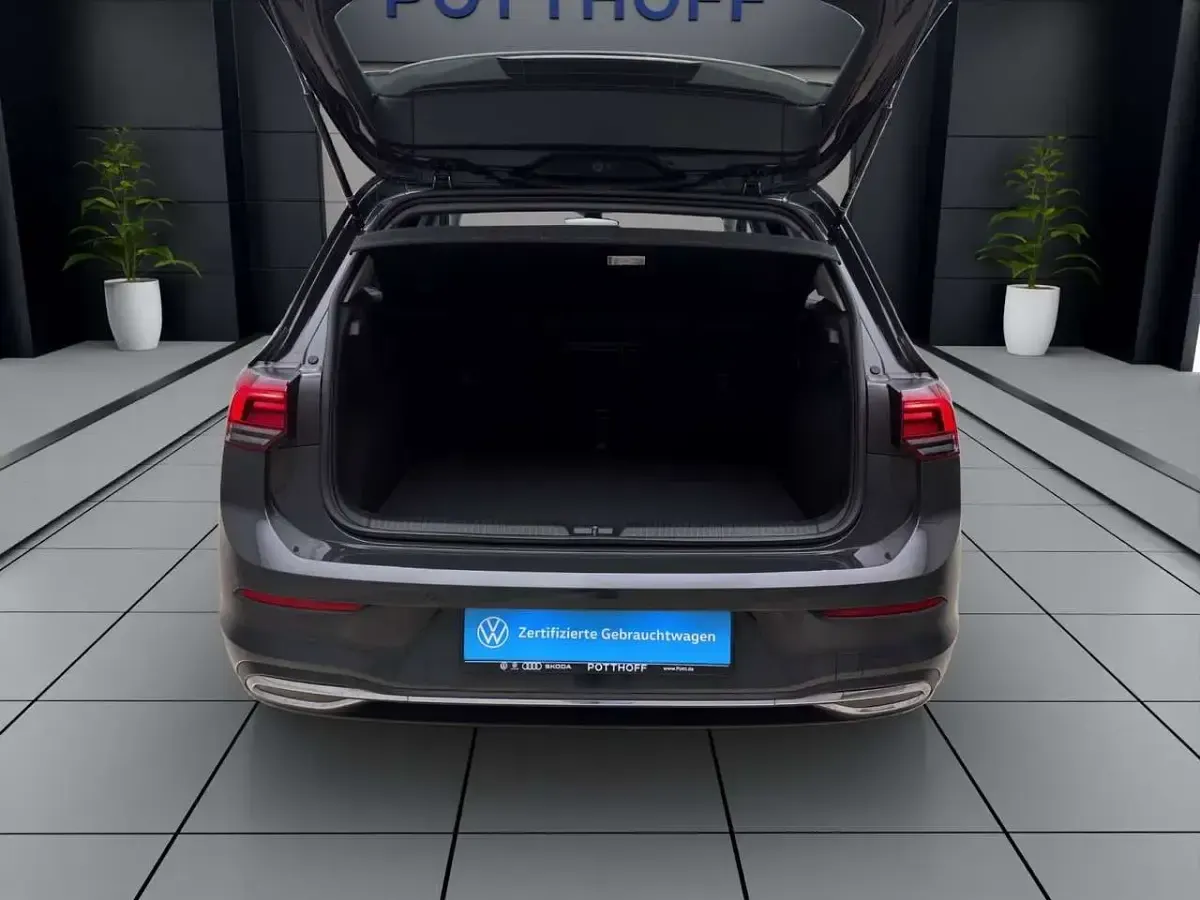Gebraucht VW Golf VIII Move 150 PS (110 kW) 2024 Grau Limousine