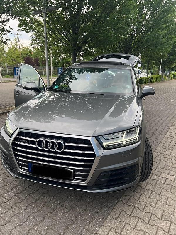 Grau Gebraucht 2016 Audi Q7 Ambiente SUV | 39.000 € - Bild 1/4