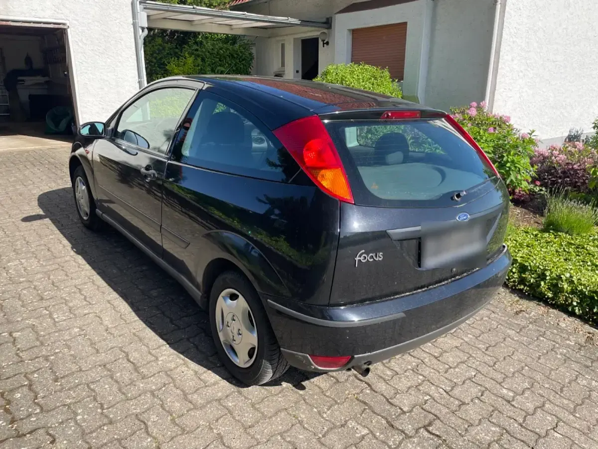 Gebraucht Ford Focus 100 PS (73 kW) 2000 Schwarz Kleinwagen