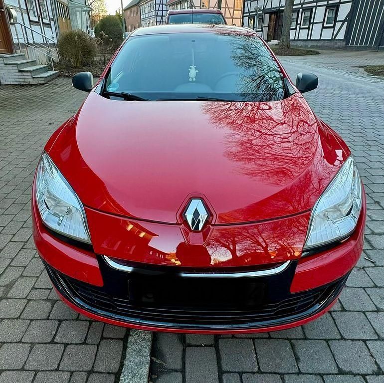Gebraucht Renault Mégane Authentique 101 PS (74 kW) 2013 Rot Limousine