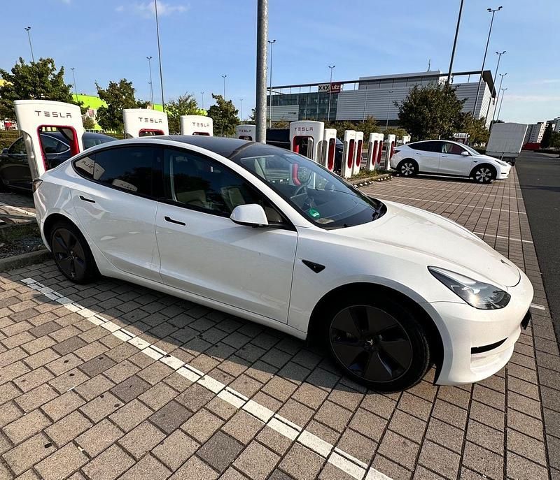 Weiß Gebraucht 2023 Tesla Model 3 RWD Limousine | 26.500 € - Bild 1/4