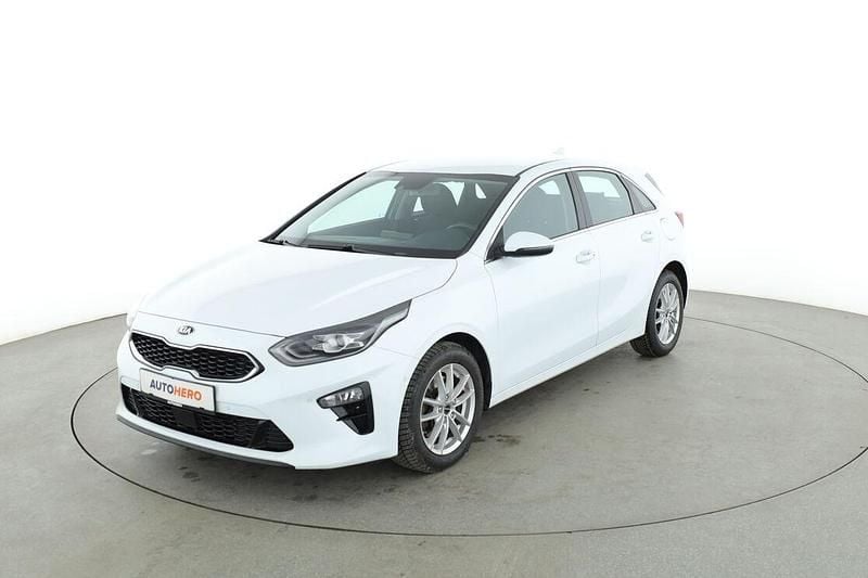 Weiß Gebraucht 2021 Kia Ceed Spirit Limousine | 18.940 € (Etwas zu teuer) - Bild 1/3