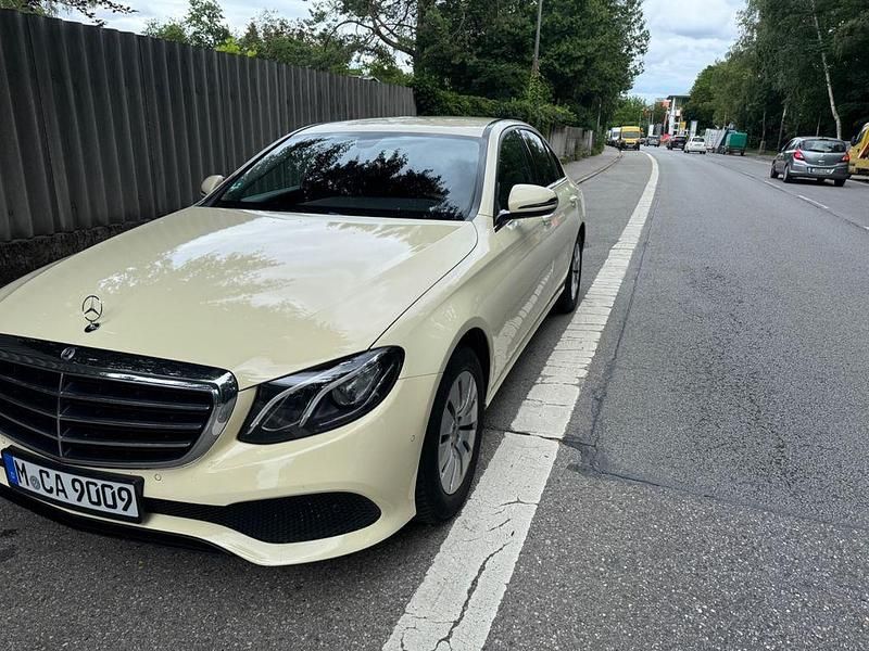 Weiß Gebraucht 2018 Mercedes E220 Limousine | 13.900 € (Fairer Preis) - Bild 1/4