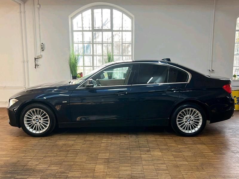 Gebraucht BMW 320 Luxury Line 163 PS (119 kW) 2012 Blau Limousine