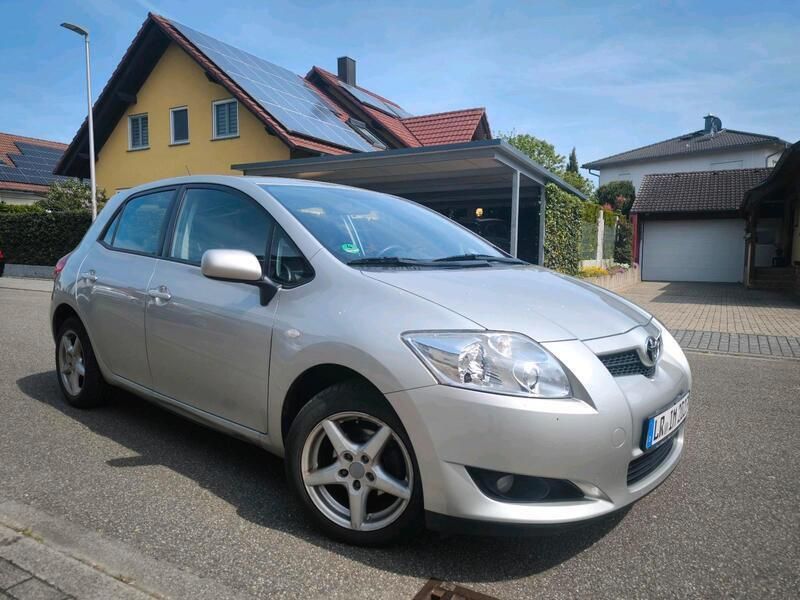 Silber Gebraucht 2009 Toyota Auris Limousine | 4.900 € (Etwas zu teuer) - Bild 1/4