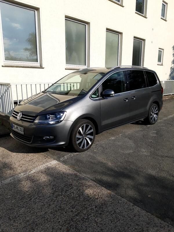 Grau Gebraucht 2017 VW Sharan Van / Kleinbus | 22.499 € (Guter Preis) - Bild 1/4