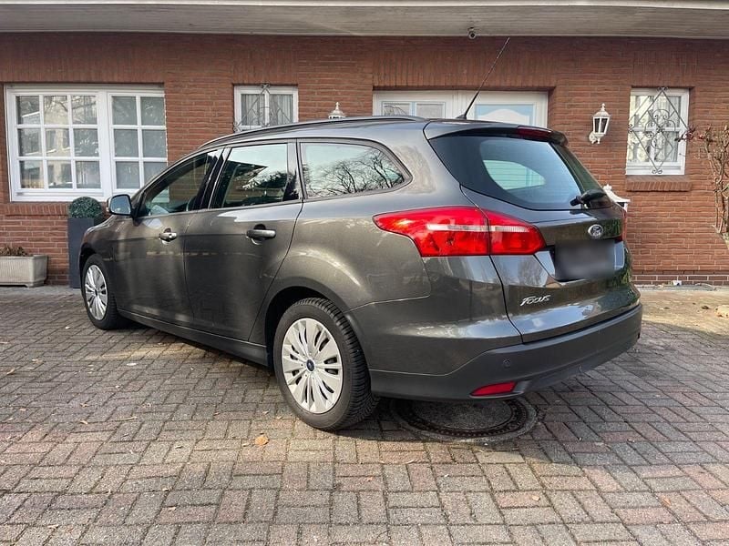 Gebraucht Ford Focus 125 PS (91 kW) 2016 Grau Kombi