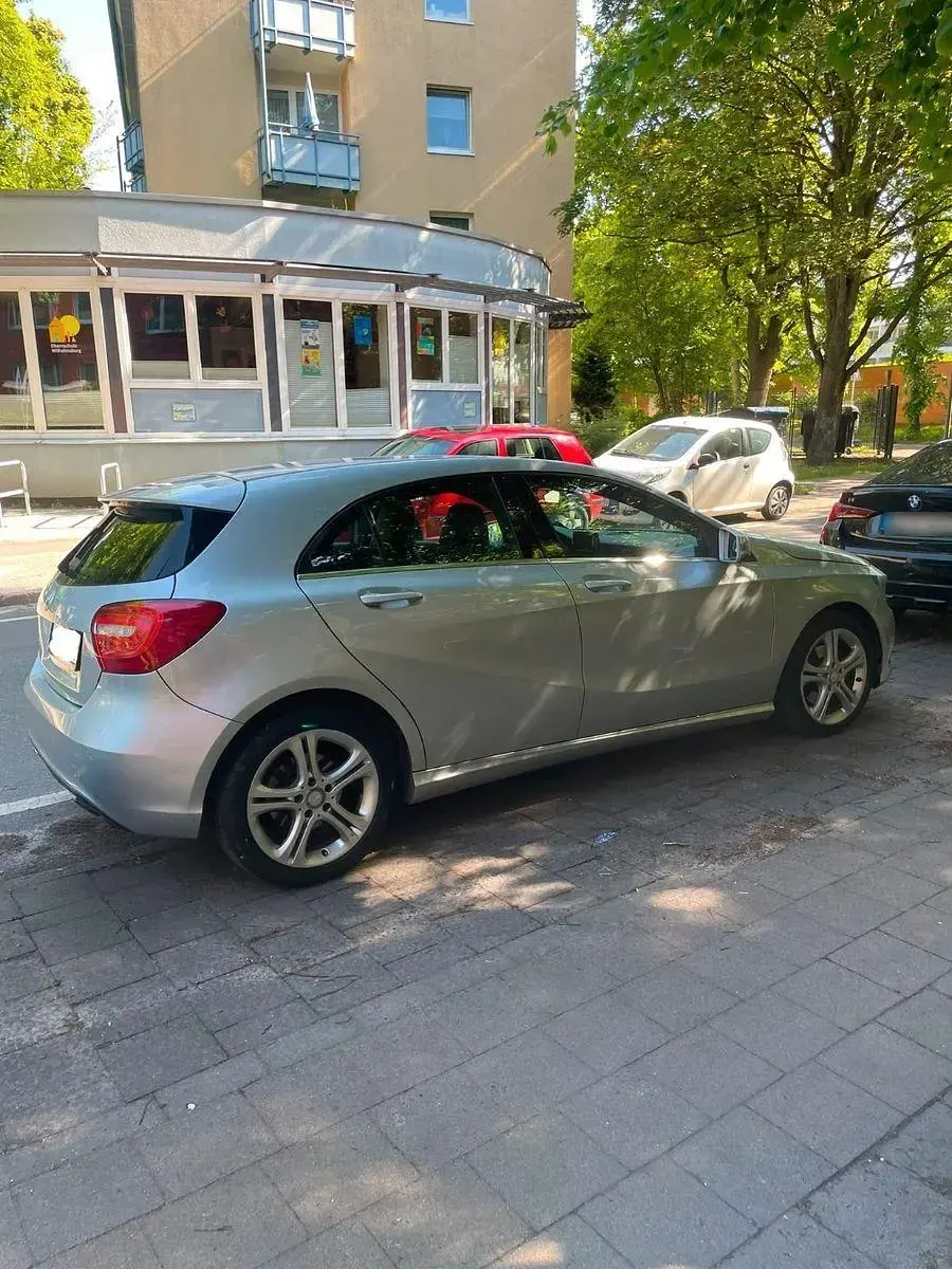 Gebraucht Mercedes A180 122 PS (89 kW) 2012 Silber Kleinwagen