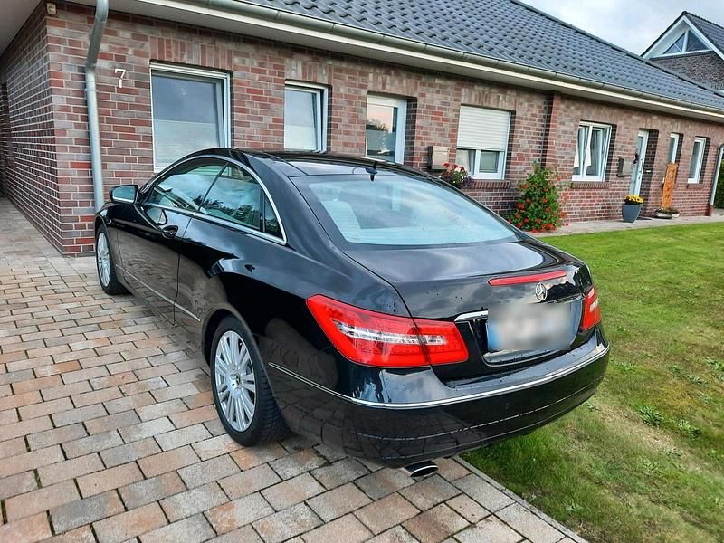 Gebraucht Mercedes E250 204 PS (150 kW) 2009 Schwarz Coupé