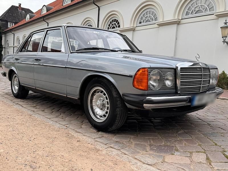 Gebraucht Mercedes E230 136 PS (100 kW) 1981 Silber Limousine