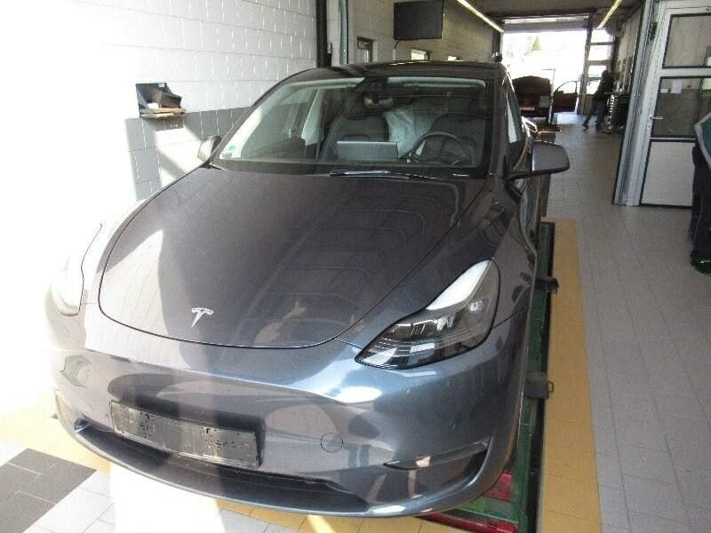 Grau Gebraucht 2022 Tesla Model Y Long Range SUV | 34.999 € (Superpreis) - Bild 1/4