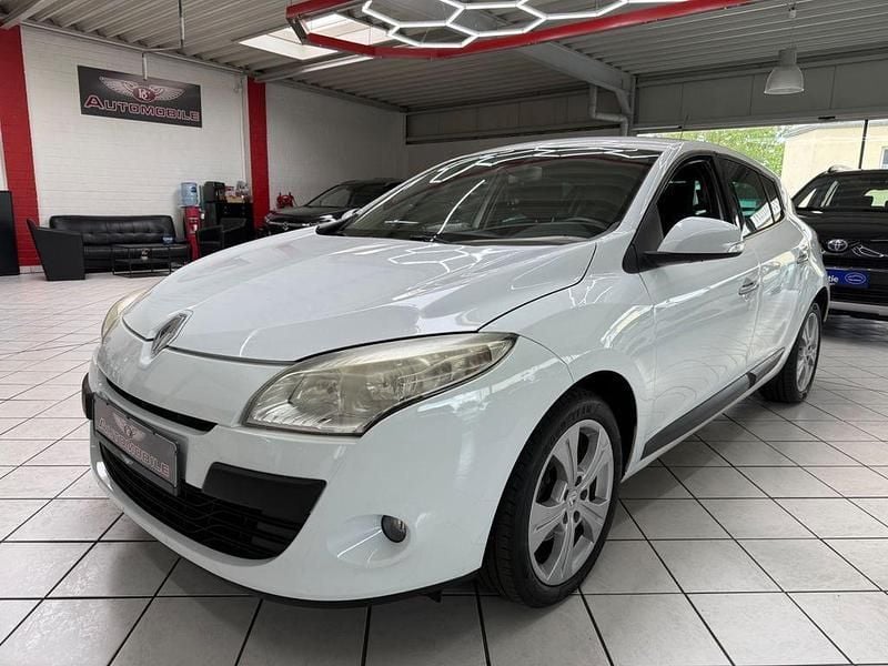 Weiß Gebraucht 2009 Renault Mégane III Dynamique Limousine | 3.990 € (Fairer Preis) - Bild 1/4