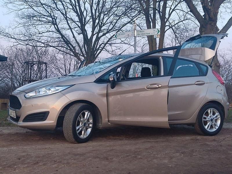 Gebraucht Ford Fiesta Celebration 80 PS (58 kW) 2016 Braun Limousine