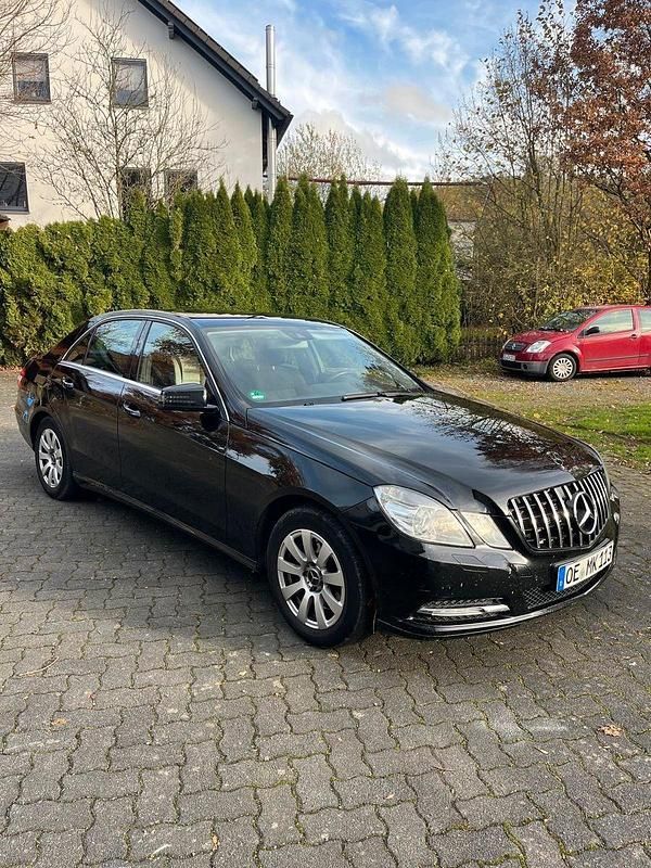 Schwarz Gebraucht 2012 Mercedes E300 Elegance Limousine | 9.999 € (Fairer Preis) - Bild 1/4