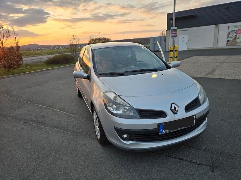 Gebraucht Renault Clio III 88 PS (64 kW) 2006 Silber Kleinwagen