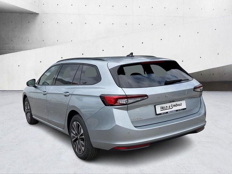 Neu Skoda Superb Selection 150 PS (110 kW) 2025 F0 pebble silber metallic Kombi
