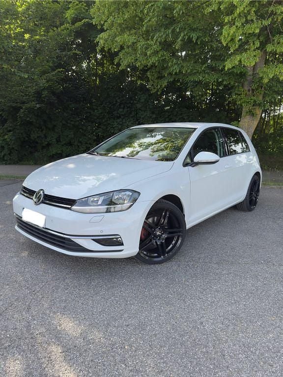 Weiß Gebraucht 2017 VW Golf VII Comfortline Kleinwagen | 14.600 € (Guter Preis) - Bild 1/4