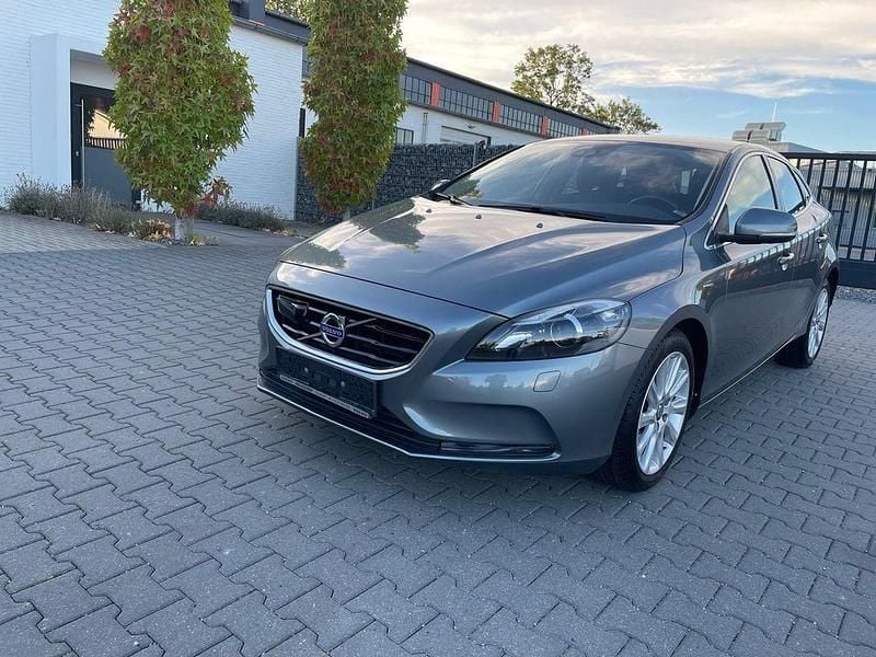 Grau Gebraucht 2016 Volvo V40 Momentum Kombi | 12.500 € (Guter Preis) - Bild 1/4