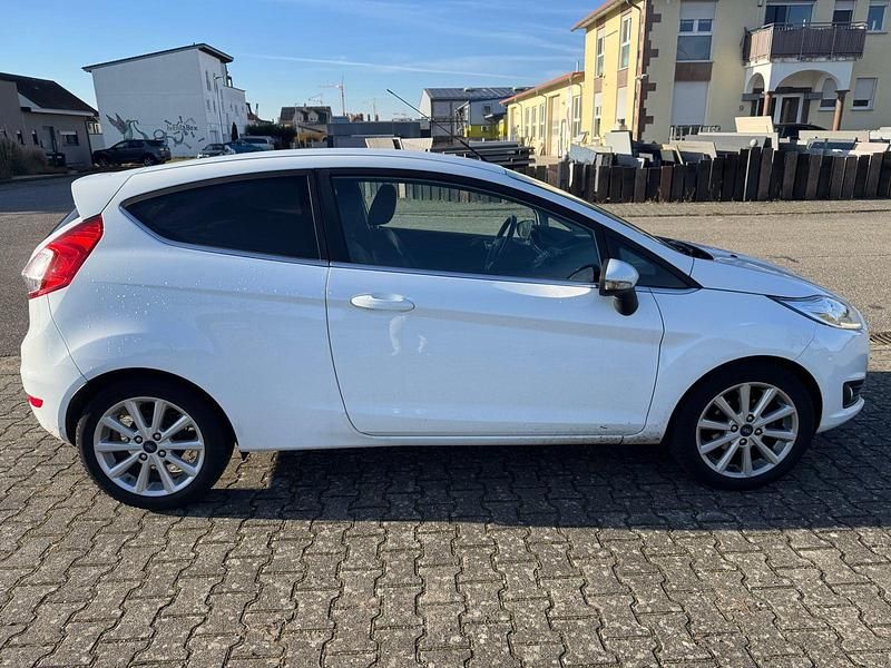 Gebraucht Ford Fiesta Titanium 101 PS (74 kW) 2015 Weiß Kleinwagen