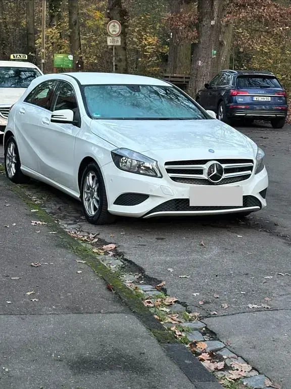 Gebraucht Mercedes A200 136 PS (100 kW) 2014 Weiß Kleinwagen