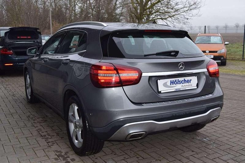 Gebraucht Mercedes GLA180 122 PS (89 kW) 2017 Mountaingrau SUV