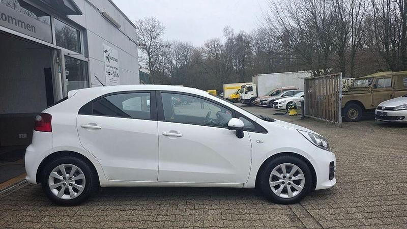 Gebraucht Kia Rio 84 PS (61 kW) 2016 Weiß Kleinwagen