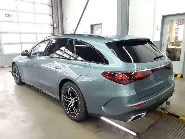 Gebraucht Mercedes E300 AMG 313 PS (230 kW) 2024 Grün Limousine