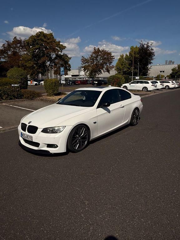 Weiß Gebraucht 2010 BMW 330 Performance Coupé | 14.000 € (Fairer Preis) - Bild 1/4