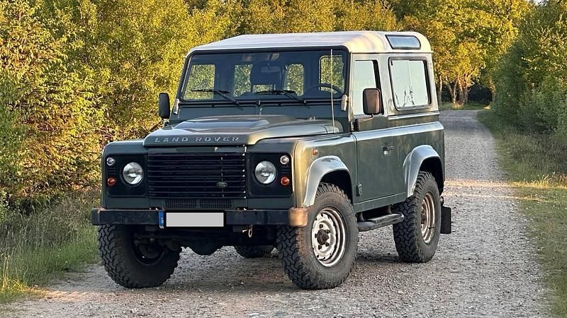 Grün Gebraucht 2014 Land Rover Defender Kombi | 32.980 € - Bild 1/4