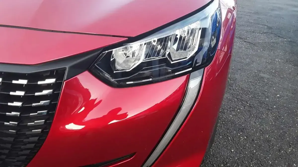 Gebraucht Peugeot 208 Allure 101 PS (74 kW) 2023 Elixirrot Kleinwagen