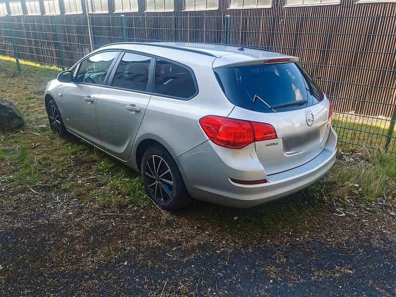 Second-hand Opel Astra 110 CP (80 kW) 2011 Argintiu Break