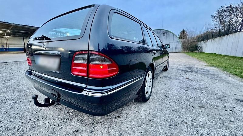 Gebraucht Mercedes E320 Avantgarde 197 PS (144 kW) 2003 Blau Kombi