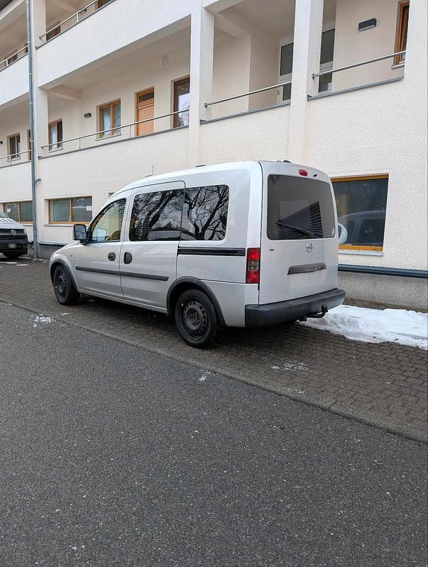 Gebraucht Opel Combo 95 PS (69 kW) 2008 Silber Van / Kleinbus