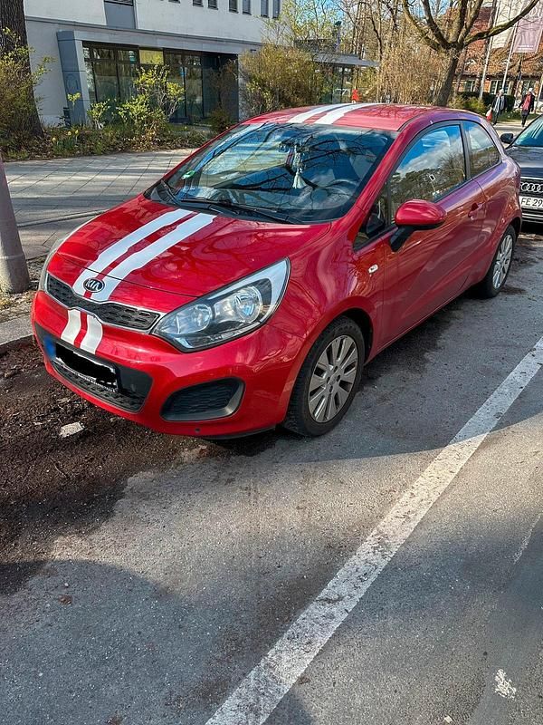 Gebraucht Kia Rio Attract 86 PS (63 kW) 2013 Rot Kleinwagen