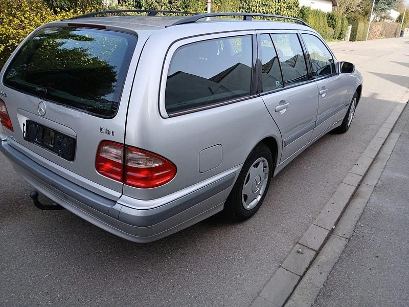 Gebraucht Mercedes E220 Classic 143 PS (105 kW) 2000 Kombi