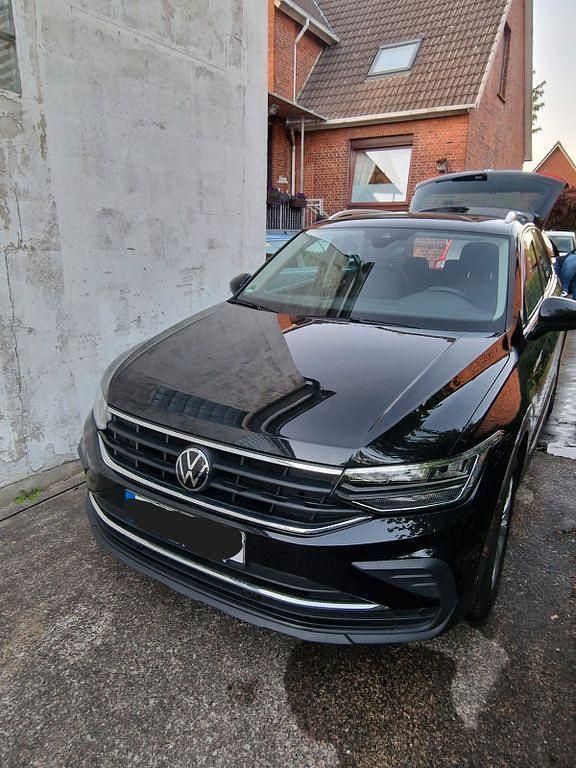 Schwarz Gebraucht 2022 VW Tiguan Life SUV | 26.900 € (Fairer Preis) - Bild 1/4