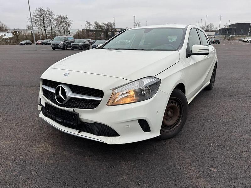 Weiß Gebraucht 2016 Mercedes A180 Limousine | 8.400 € (Superpreis) - Bild 1/4